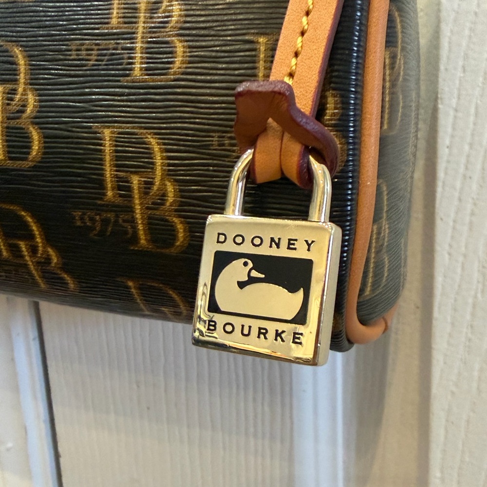 Like New Small Dooney & Bourke Black and Tan Logo Shoulder Bag - Picture 4 of 8